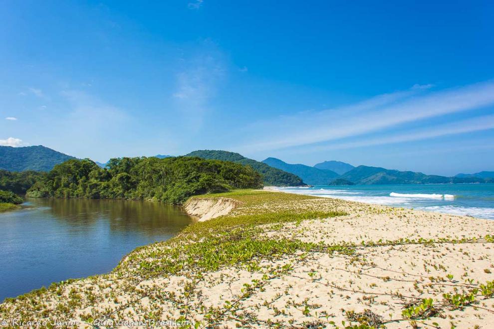 Imagem do mar e piscina natural lado a lado na Praia do Puruba em Ubatuba.